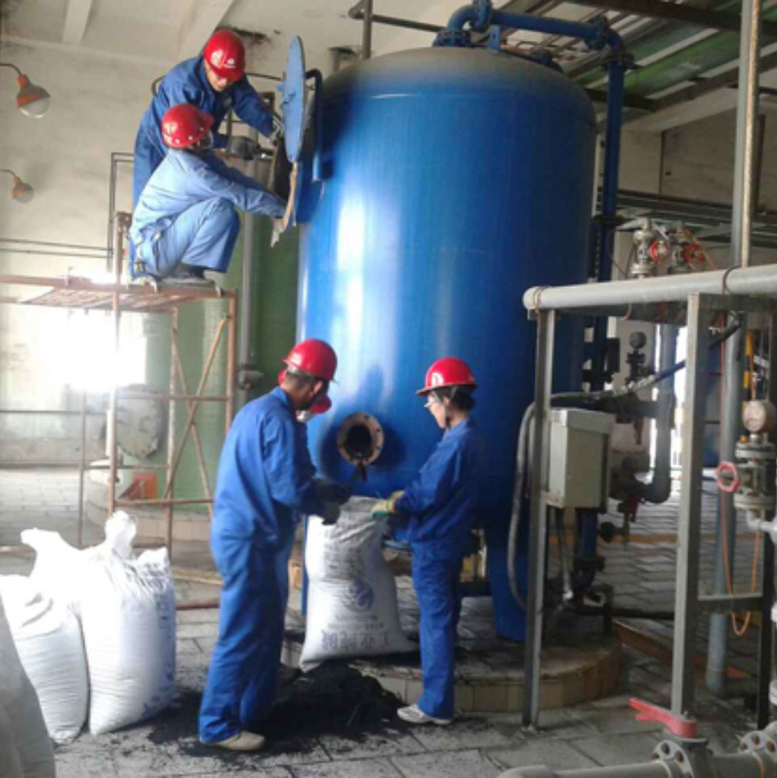 粉狀活性炭過濾罐更換現場